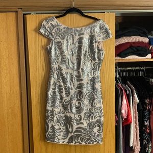 Beautiful Adrianna Papell sequence dress